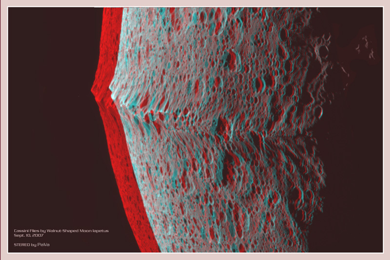 Das Stereobild ist eine Anaglyphe aus zwei Nahaufnahmen der Raumsonde Cassini. Der Ausschnitt zeigt den Äquator am Rand von Iapetus. In der Mitte ragt ein markanter Äquatorwall auf. Der Mond ist von vielen Kratern bedeckt.