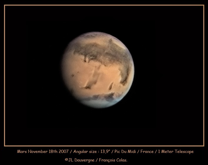 Der Planet Mars im Bild ist von einem breiten dunklen Gebiet überzogen. Es ist die Schlucht Syrtis Major. Unten ist eine riesige Polkappe aus Eis zu sehen.