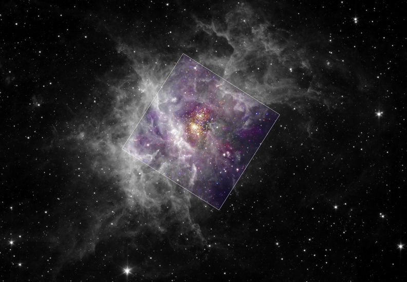 Das Sternbildungsgebiet Westerlund 2 ist hier vom Weltraumteleskop Spitzer in Schwarz-weiß abgebildet. Ein Quadrat in der Mitte zeigt einen farbigen Ausschnitt, die Daten dafür stammen vom Weltraumteleskop Chandra.
