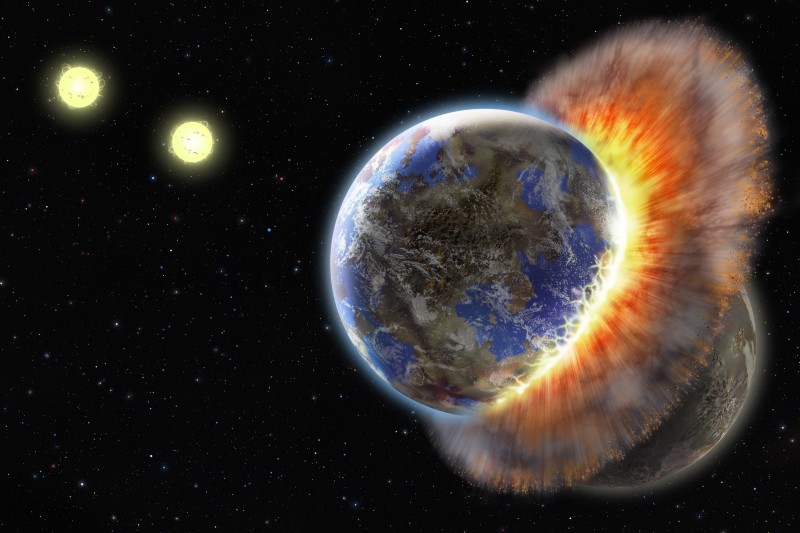 Rechts im Bild stoßen zwei erdähnliche Planeten zusammen, die Kollision ist von glühendem Gestein und Staub umgeben. Links oben im Bild sind zwei Sterne zu sehen.