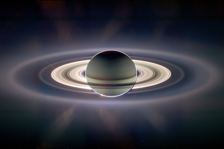 Im Bild leuchtet Saturn von Ringen umgeben. Die Beleuchtung wirkt etwas