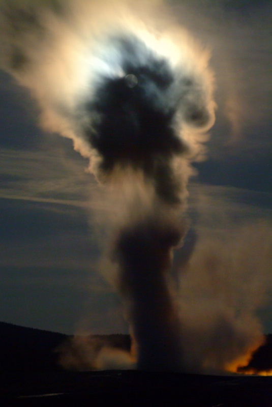 Der Geysir Old Faithful im Yellowstone Nationalpark verdeckt den Mond.