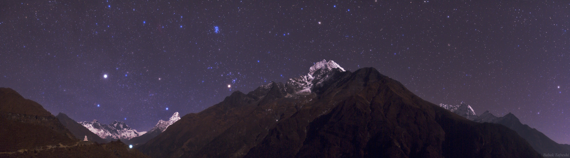 Das Bild zeigt den Sternenhimmel über dem Himalaya mit dem berühmten Mount Everest.