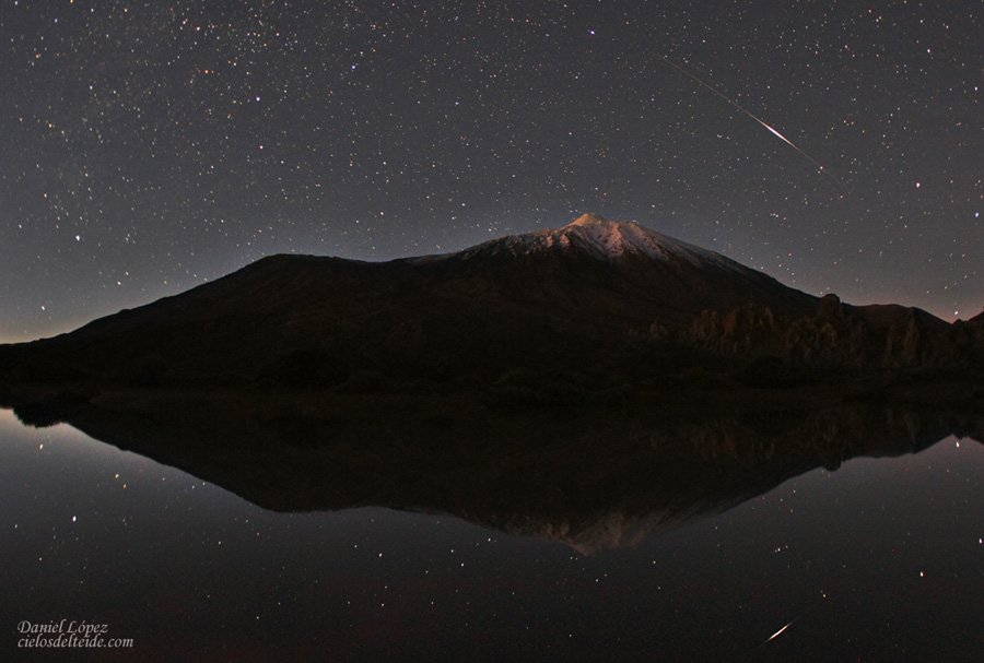 Über dem Vulkan Teide auf der Kanarischen Insel Teneriffa breitet sich ein malerischer Himmel aus. Der Mauspfeil über das Bild geschoben zeigt dieselbe Ansicht mit lang belichteten Strichspuren der Sterne.