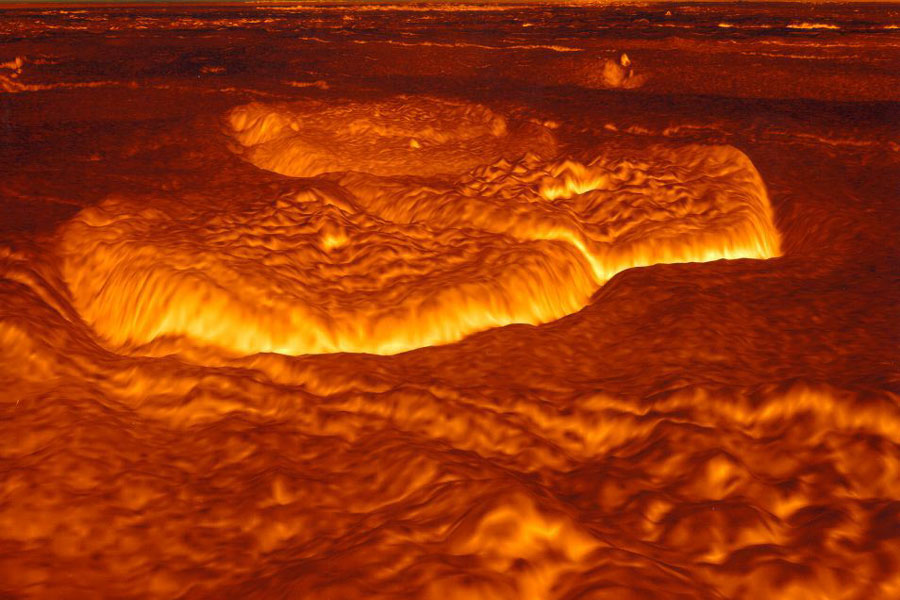 Mitten im Bild ragen drei hellrote Strukturen auf, deren abfallende Fänder hellgelb leuchten. Die Landschaft ist dunkelorange gefärbt.