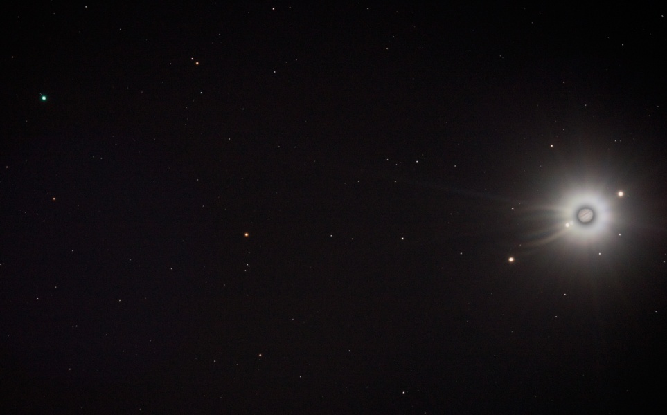 Rechts leuchtet der Planet Jupiter in sehr ungewohnter Art und Weise, er scheint von einer hellen Korona umgeben zu sein.
