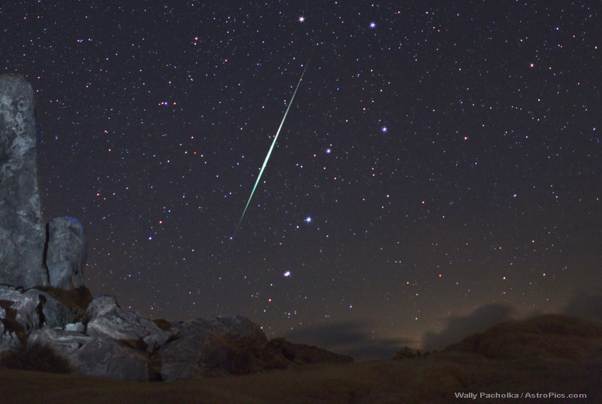 Am dunklen Himmel blitzt ein Meteor der Geminiden zwischen den Sternen der Sterngruppe Großer Wagen auf. Die Deichsel des Wagens zeigt nach unten.