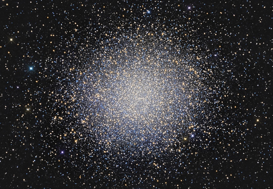 Der Kugelsternhaufen Omega Centauri füllt das ganze Bildfeld. Er enthält sehr viele orangefarbene Sterne.