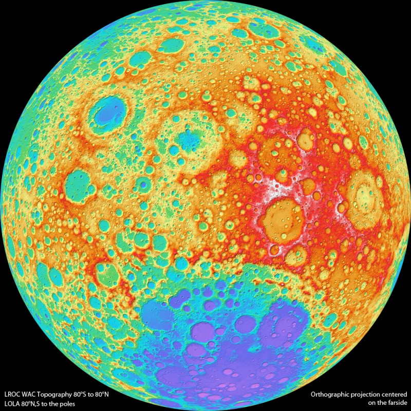 Der Mond ist auf diesem Bild kaum zu erkennen, er ist in leuchtenden Farben wie violett, grün, gelb oder rot abgebildet.