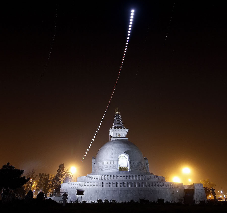 Über der Shanti Stupa im indischen Neu-Delhi ereignet sich eine totale Mondfinsternis, deren Verlauf auf vielen Bildern festgehalten wurde, die dann zusammengefügt wurden.