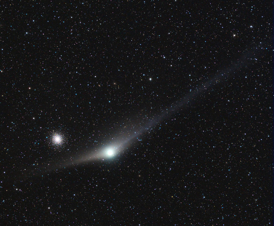 Links im Bild ist Komet Garradd (C2009/P1). Seine Schweife zeigen scheinbar in verschiedene Richtungen. Tatsächlich sind sie beide nach hinten gerichtet. Links über dem Kopf ist der Kugelsternhaufen M92.