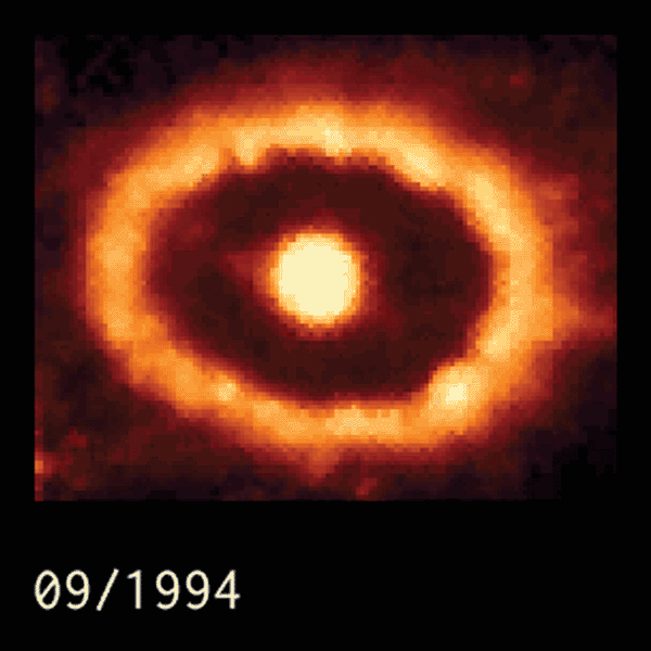 Ein orangefarbener Kern ist von einem hellgelb leuchtenden Ring umgeben, der aus einzelnen Lichtpunkten besteht. Das Bild ist ein animiertes gif, das die Entwicklung im Lauf der Jahre zeigt.