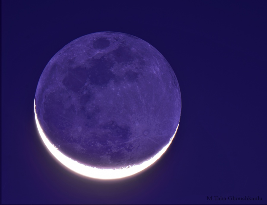 Der Mond ist fast bildfüllend dargestellt. Unten ist eine hell beleuchtete Mondsichel, oben wird die Nachtseite des Mondes von der Erde beleuchtet.