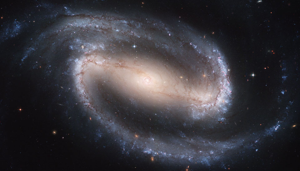 Bildfüllend ist die Balkenspiralgalaxie NGC 1300 dargestellt. Sie hat zwei ausgeprägte Spiralarme und einen sehr markanten Zentralbalken, der von Staubbahnen durchzogen sind.