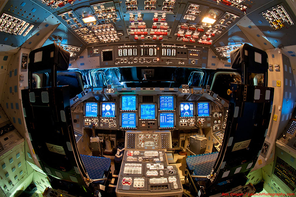 Der Blick ins Cockpit der Raumfähre Endeavour zeigt unzählige Bildschirme und Schalttafeln. 