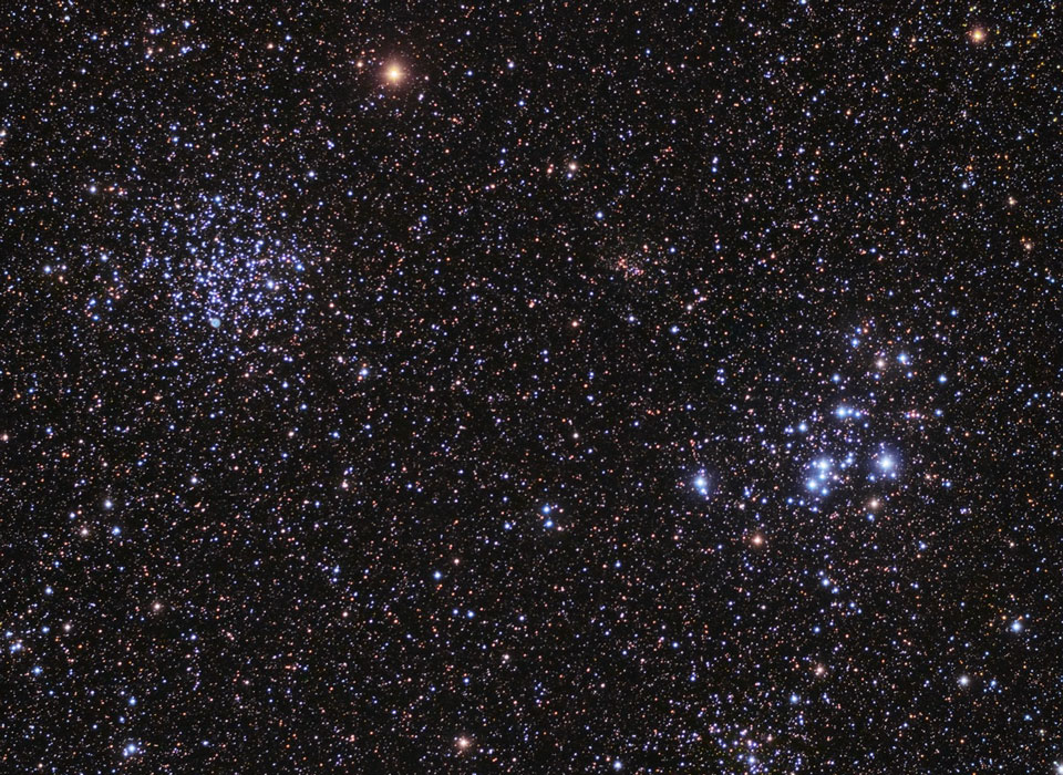 Das Bild zeigt die beiden Sternhaufen M46 und M47 im Sternbild Achterdeck des Schiffes. Vor M46 leuchtet außerdem ein kleiner planetarischer Nebel, der nur zufällig in derselben Sichtlinie liegt.
