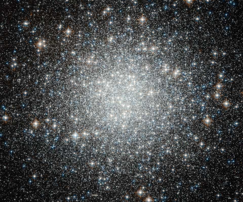 Bilsfüllend ist der Kugelsternhaufnen M53 abgebildet. Er ist auch als NGC 5024 katalogisiert und enthält so viele Sterne, dass sein Zentrum kaum aufgelöst werden kann. Im Bild sind auch blau leuchtende Sterne, die es der Theorie nach nicht geben dürfte.
