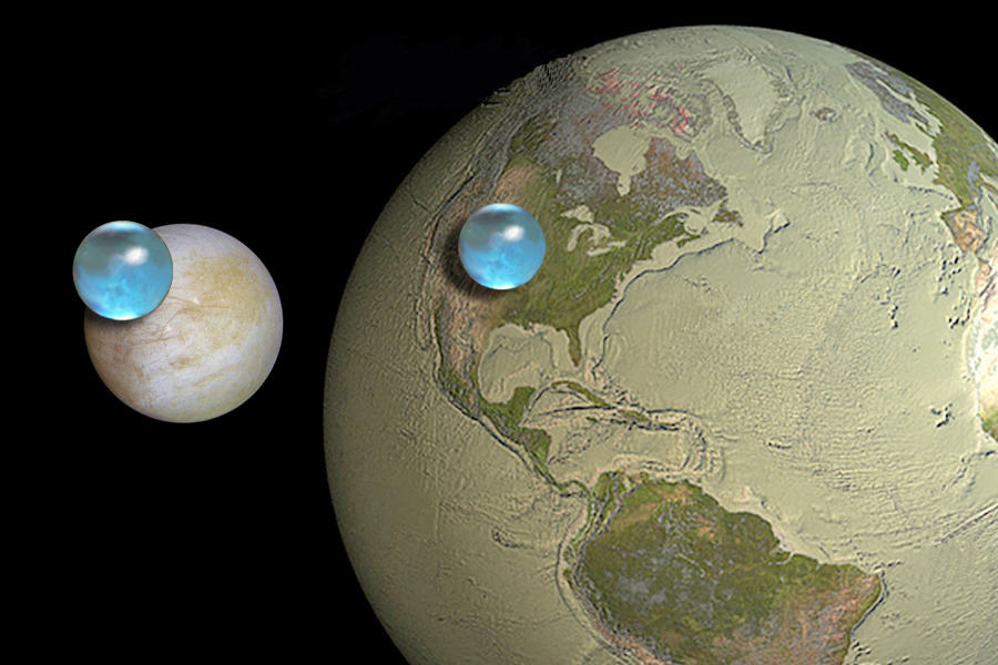 Rechts ist die Erde ohne Wasser, links der Jupitermond Europa. Vor beiden Himmelskörpern ist das Wasser, das sie enthalten, als blaue Perle dargestellt. Auf dem kleinen Mond Europa gibt es mehr Wasser als auf der Erde.
