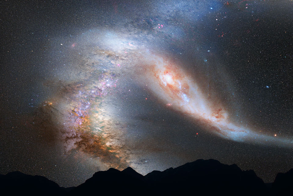 Hinter der Silhouette eines Berges ragen die Milchstraße und die Andromedagalaxie auf. Durch die starken Gezeiten sind beide Galaxien bereits stark verzerrt.