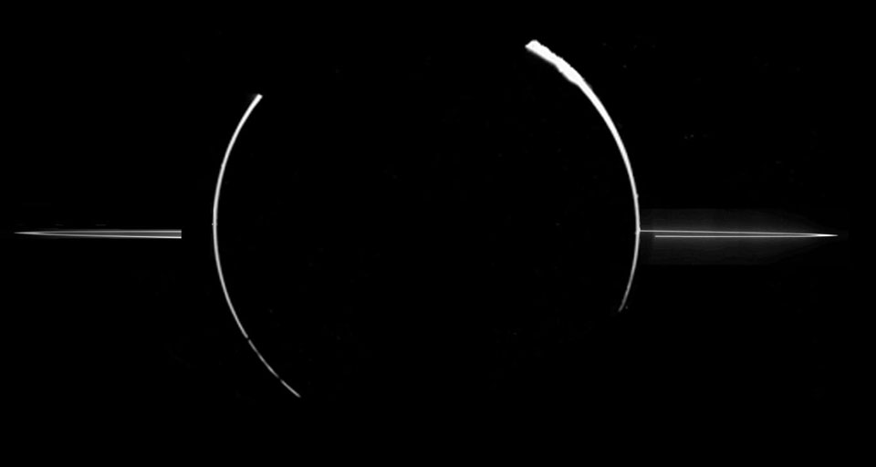 Vor der Schwärze des Weltraums zeichnet sich der helle Rand von Jupiter ab, der von der Sonne beleuchtet wird. Die Sonne steht hinter Jupiter. Auch Jupiters Ringteilchen werden von der Sonne beleuchtet und sind vor dem dunklen Hintergrund zu sehen.