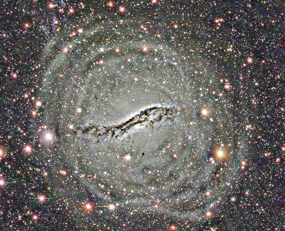 Die Darstellung von Centaurus A veranschaulicht Schalen, die um die helle elliptische Galaxie verlaufen. Dazu wurde eine stark veränderte Bildgebung gewählt.