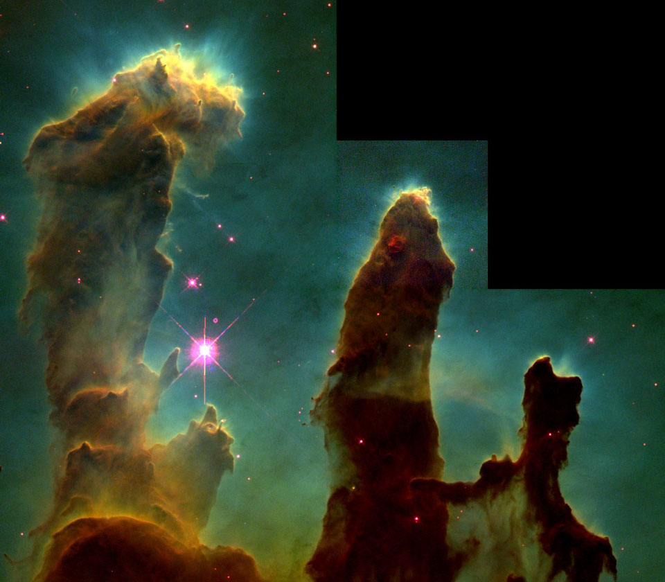 Das Hubble-Bild wurde berühmt als die Säulen der Schöpfung oder Sternbildung. Drei unterschiedlich lange Staubsäulen zeichnen sich dunkel vor türkisblauen leuchtenden Nebeln ab.