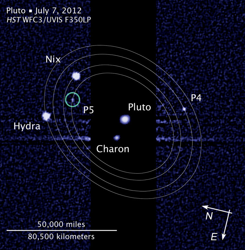 Auf diesem Bild des Weltraumteleskops Hubble von Pluto wurde ein bisher unbekannter Mond entdeckt. Seine vorläufige Bezeichnung ist S/2012 (134340) 1.
