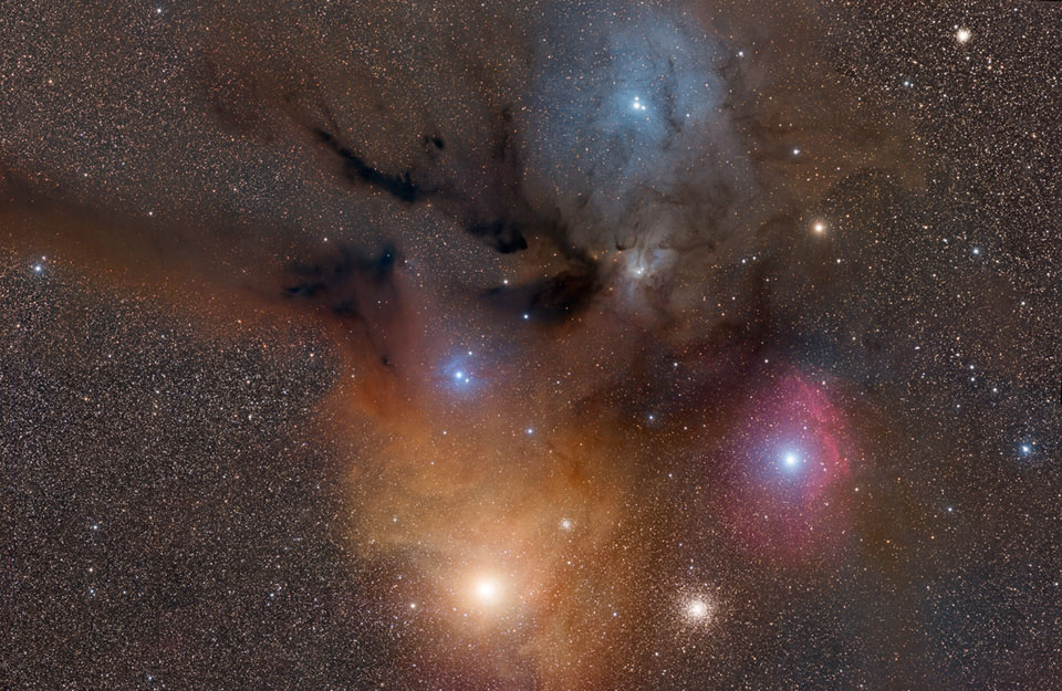 Die Region um Antares und Rho Ophiuchi ist besonders farbenprächtig, sie bietet rote, blaue und gelbe Nebel sowie dunkle Staubbahnen und einen weißen Kugelsternhaufen.