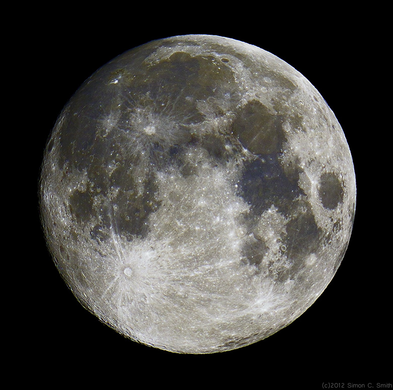 Der Vollmond wurde bei Blue Moon fotografiert, und tatsächlich schimmern einige Gebiete auf diesem farbverstärkten Bild bläulich.