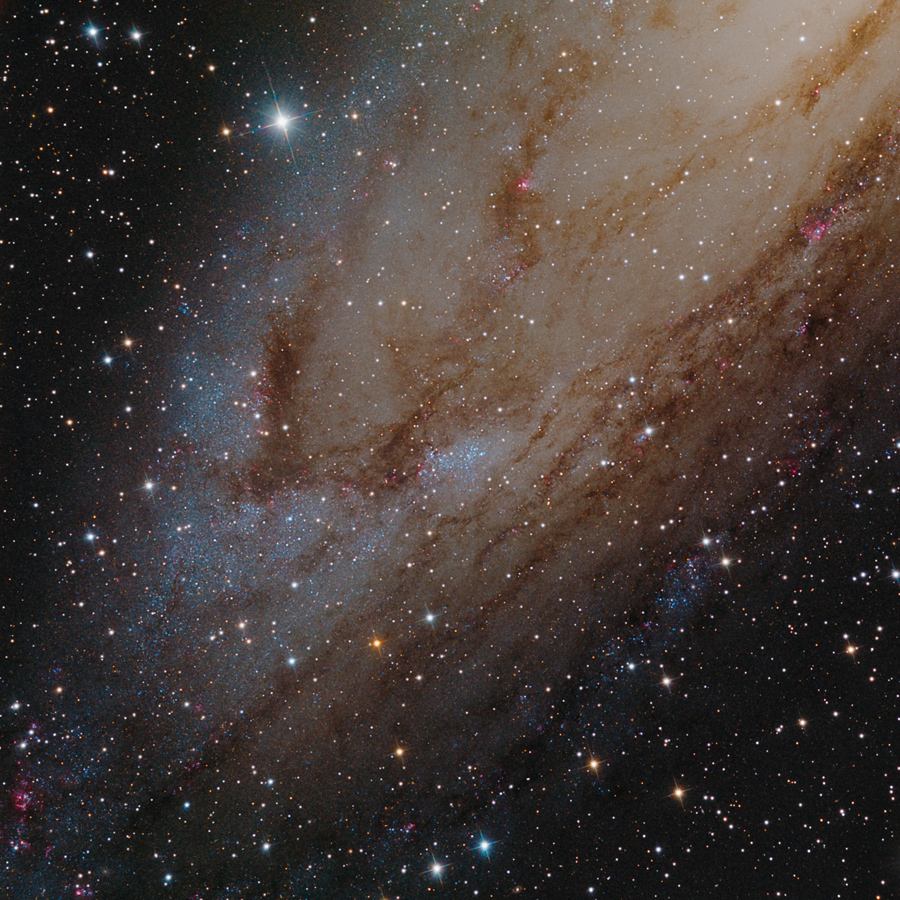 NGC 206 ist in der Andromedagalaxie. M31 ist von dunklen Staubbahnen und blauen Sternhaufen durchzogen. Die Galaxie ragt von rechts oben ins Bild.