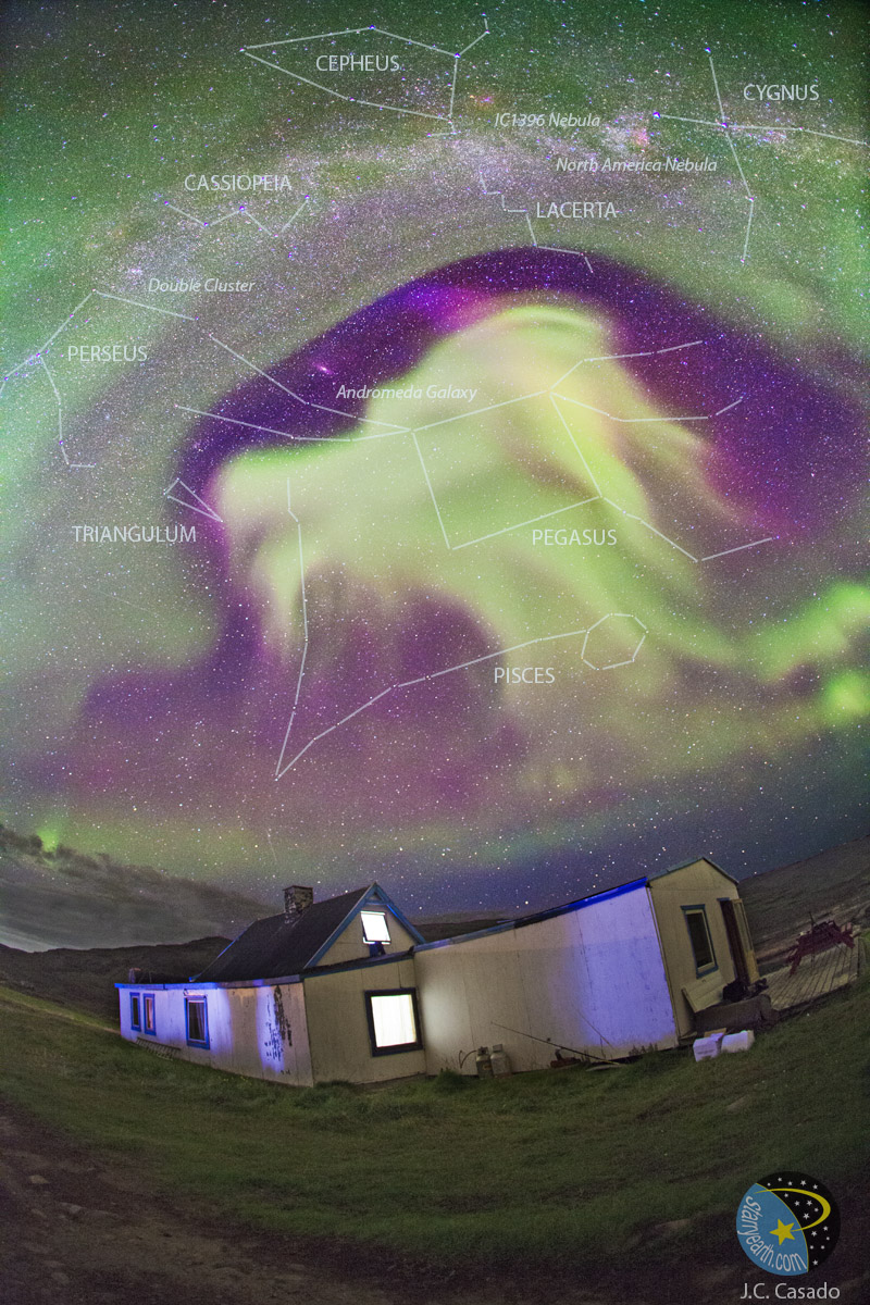 Das Polarlicht im Bild erinnert an einen Ziegenkopf. Vorne steht ein Bauernhaus in Tasiusaq in der grönländischen Kommune Kujalleq.