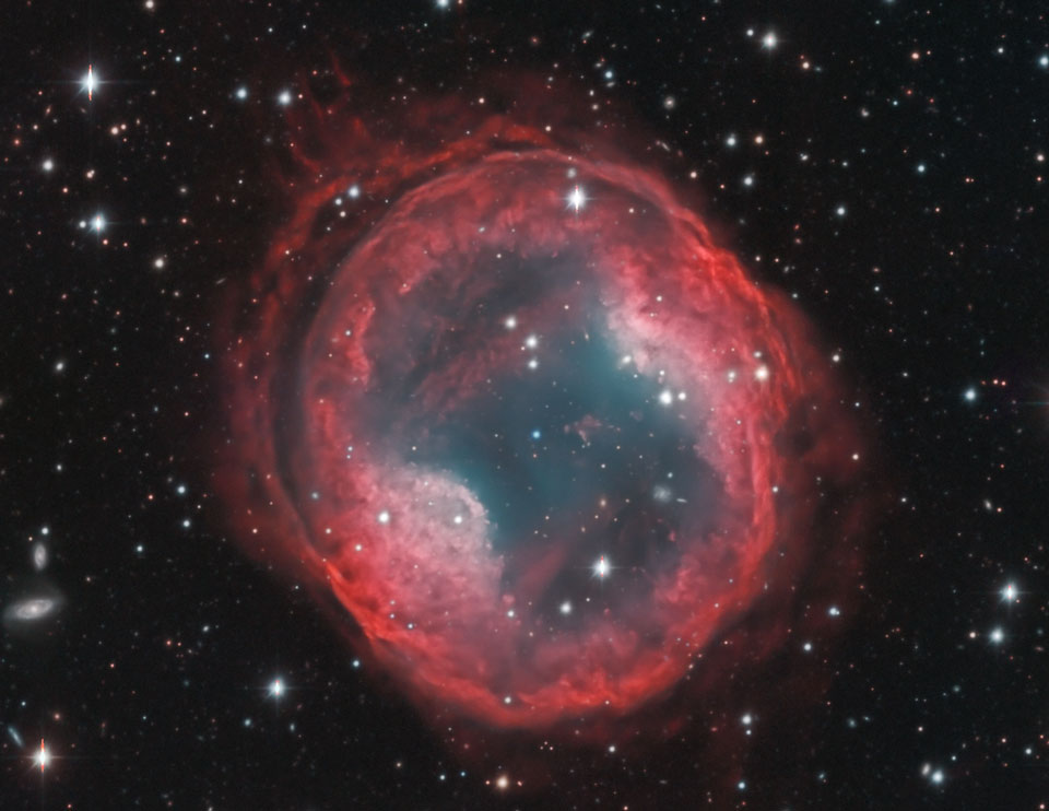 Im Bild ist die rot leuchtende Blase des planetarischen Nebels PK 164 +31.1 markant abgebildet, in Wirklichkeit leuchtet er aber nur sehr schwach.