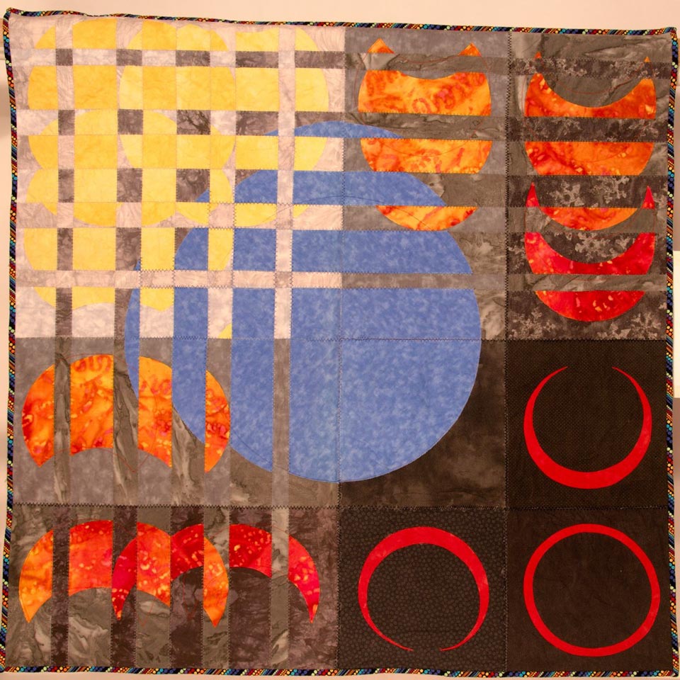 Dieses Kunstwerk wurde als Erinnerung an eine ringförmige Sonnenfinsternis geschaffen, es ist ein Quilt.
