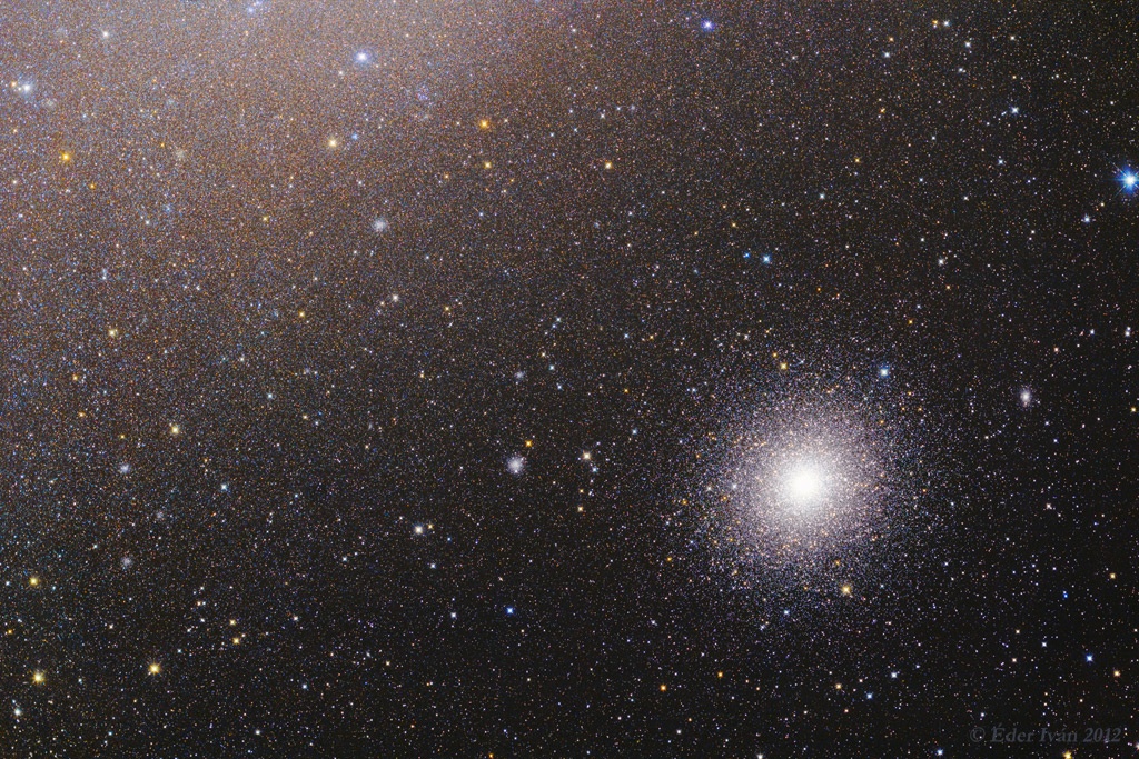 Der Kugelsternhaufen 47 Tucanae leuchtet unter der Kleinen Magellanschen Wolke.