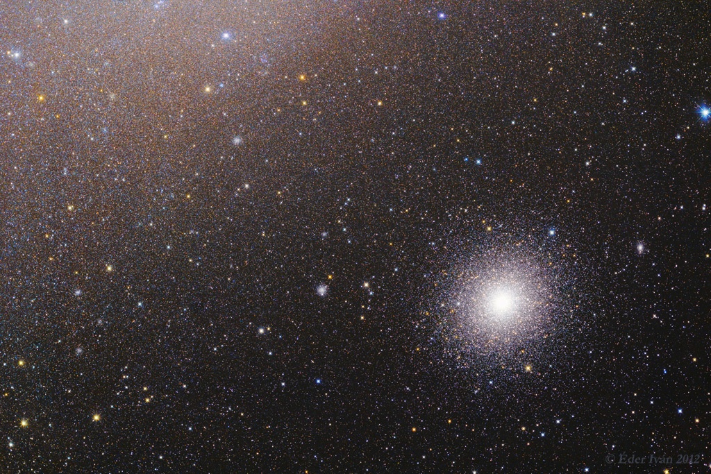 Siehe Beschreibung. Der Kugelsternhaufen 47 Tucanae neben der Kleinen Magellanschen Wolke. Ein Klick auf das Bild lädt die höchstaufgelöste verfügbare Version.