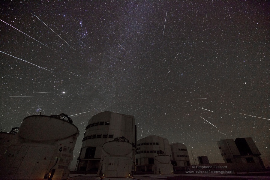 Hinter den Teleskopen der ESO auf dem Paranal in der chilenischen Atacamawüste blitzen Meteore der Geminiden. Sie strömen alle vom Radiant im Sternbild Zwillinge aus.