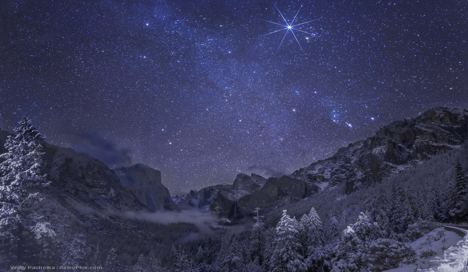 Über einer verschneiten Berglandschaft im Yosemite-Nationalpark leuchtet der Planet Jupiter bei Aldebaran und den Hyaden. Die Milchstraße steigt vom Sternbild Zwillinge zum Fuhrmann auf.