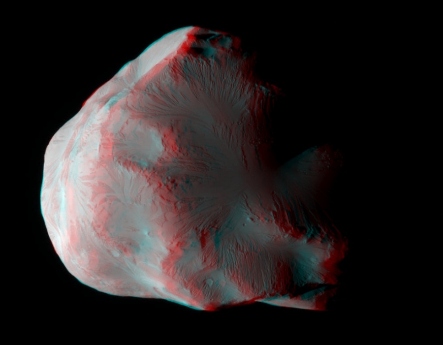 Der Saturnmond Helene ist hier als Anaglyphe abgebildet, sodass er dreidimensional wirkt, wenn man ihn mit rot-blauen Brillen betrachtet.