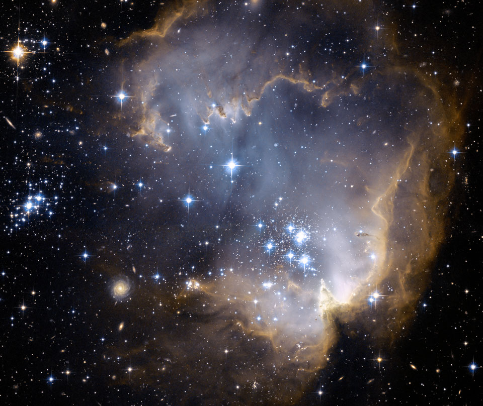 Wie eine Auster umgibt ein Nebel mit komprimierten Rändern den Sternhaufen NGC 602 in der Kleinen Magellanschen Wolke im Sternbild Tukan.