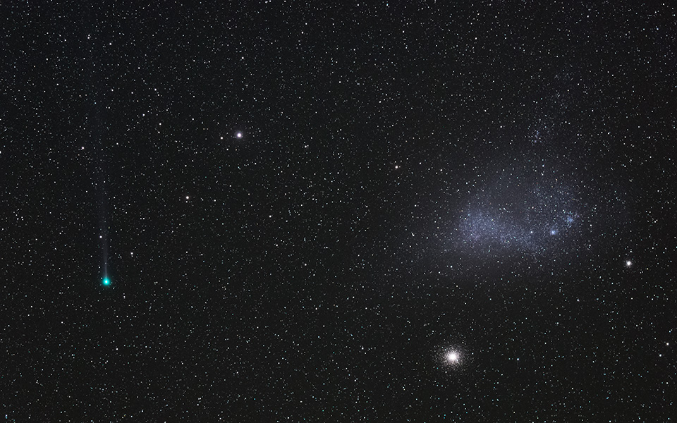 Links neben der Kleinen Magellanschen Wolke und dem Kugelsternhaufen 47 Tucanae darunter leuchtet die winzige grüne Koma des Kometen Lemmon (C/2012 F6a)