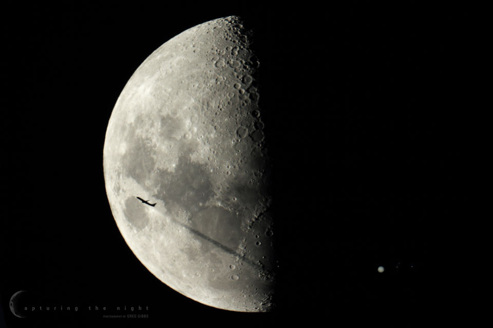 Der Halbmond im Bild ist kurz davor, den Planeten Jupiter zu bedecken. Währenddessen flog ein Flugzeug vor dem Mond vorbei.