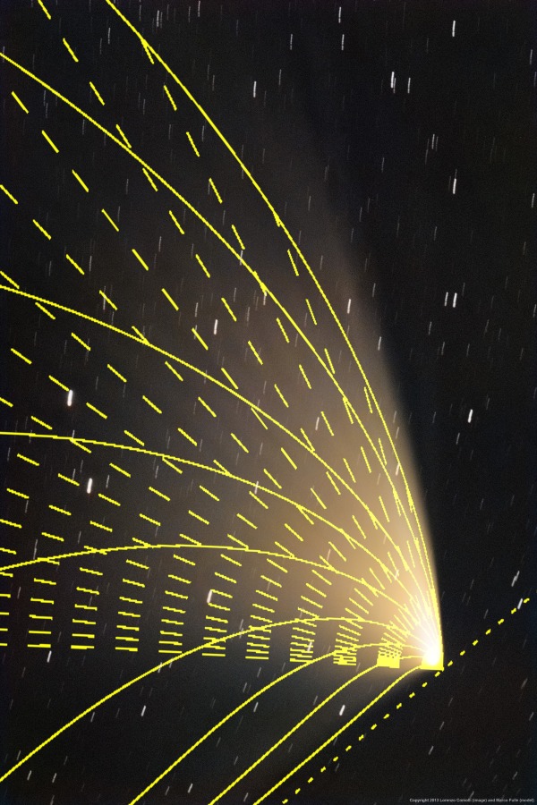 Der Schweif des Kometen PanSTARRS ist stark gefächert. Das überlagerte Bild zeigt die Struktur des Schweifes.
