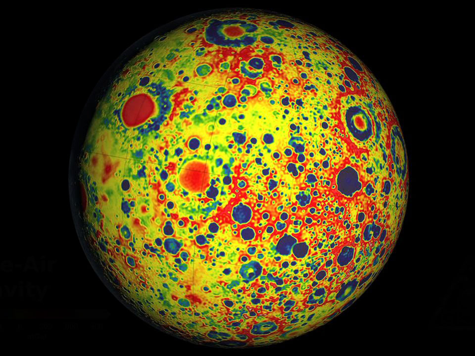 Das Bild zeigt den Mond in sehr ungewöhnlichen Farben. Die Oberfläche ist gelb, die Krater sind rot und blau gefärbt und von roten und blauen Wällen umgeben. Die Farben zeigen die Gravitation der Regionen.