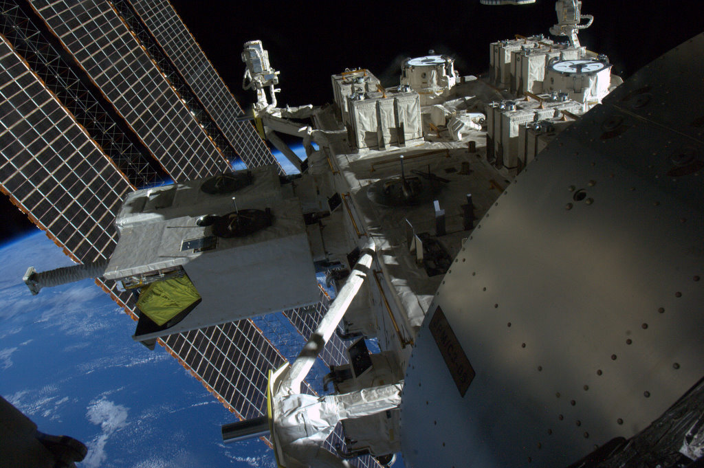 Chris Hadfield fotografierte diese Aussicht auf der ISS. Das Bild ist mit einer beschrifteten und farbcodierten Version überlagert.