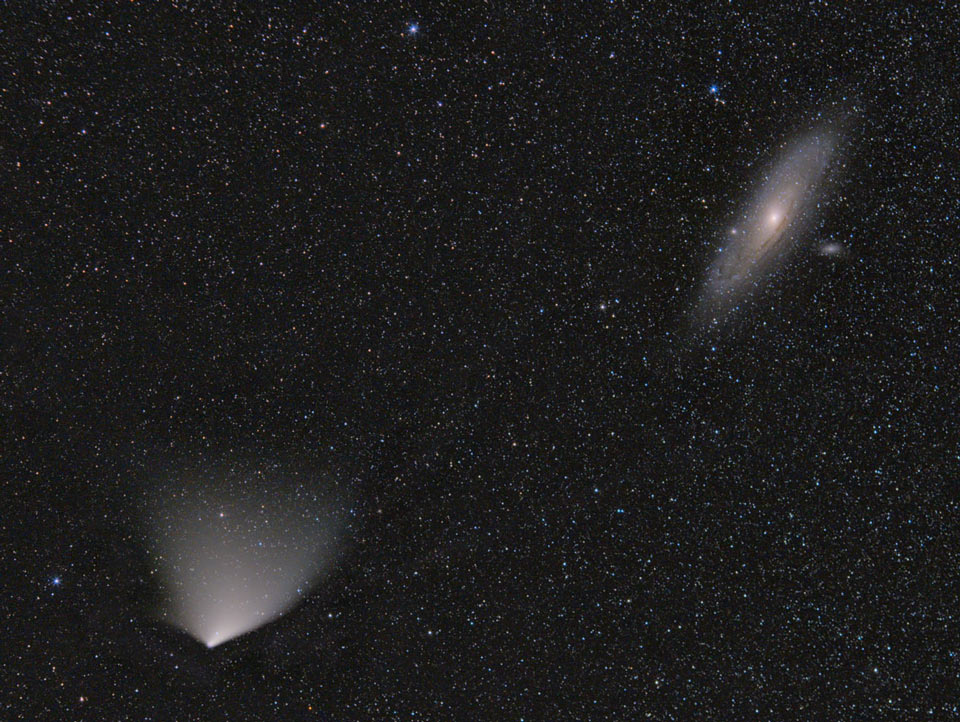 Links unten ist der breit aufgefächerte Komet PanSTARRS, rechts oben die Andromedagalaxie M31 mit ihrer Begleiterin M32 sowie M110.