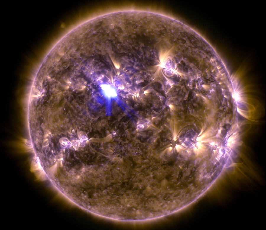 Die Sonne wurde hier in Ultraviolettlicht abgebildet, daher ist ihr Anblick ungewohnt. In der Mitte bricht eine Sonnenfackel aus, die besonders hell leuchtet, diese schleuderte geladene Teilchen zur Erde, die vielleicht zu Polarlichtern führen.