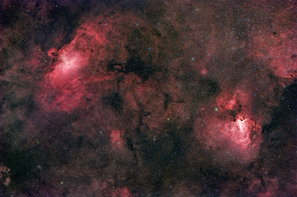 Links oben leuchtet der rote Adlernebel, rechts unten der Schwanennebel. Das rote Licht stammt von angeregtem Wasserstoff (H-alpha). Die Nebel wurden von Charles Messier als M16 und M17 katalogisiert.