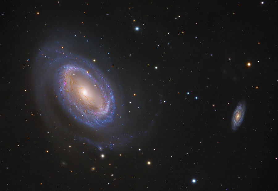 Auf den zweiten Blick hat die schräg im Bild liegende Spiralgalaxie auf der linken Seite ein sehr seltsames Merkmal: Sie besitzt nur einen Spiralarm. Rechts im Hintergrund ist eine kleinere Spiralgalaxie zu sehen.