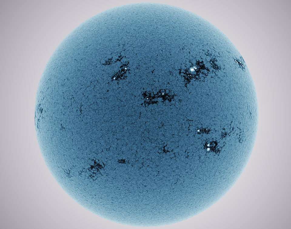 Für dieses Bild wurde die Sonne im extrem violetten Licht von Kalzium abgebildet, anschließend wurde das Bild farbinvertiert. Das verleiht der Sonne das Aussehen einer Heidelbeere.
