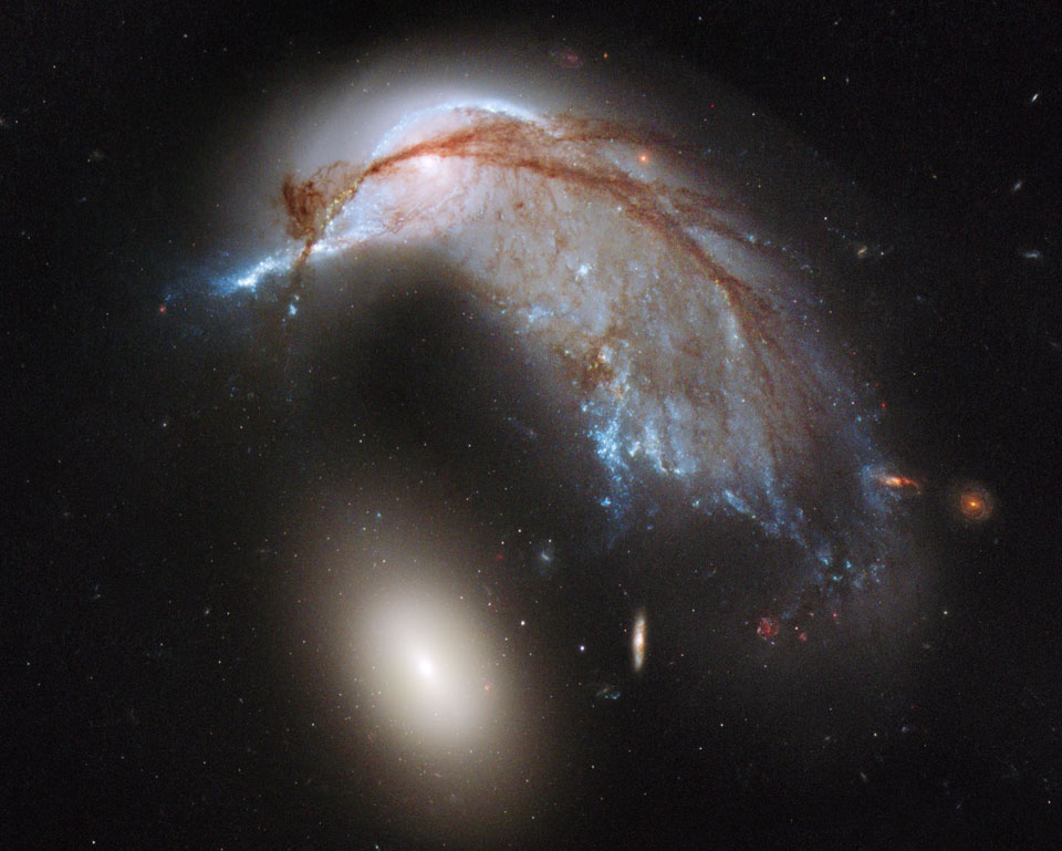 Die obere Galaxie im Bild erinnert an einen Schweinswal, darunter ist eine elliptische Galaxie, die an ein Ei erinnert.